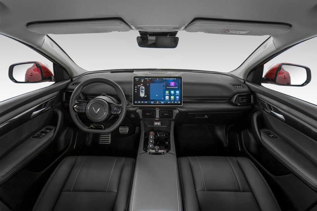 Khoang nội thất VF 8 với công nghệ tiên tiến, màn hình trung tâm lớn và không gian rộng rãi